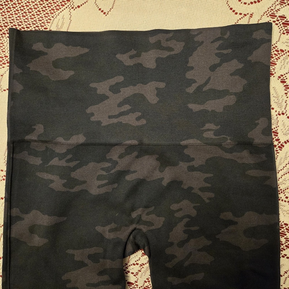 SPANX Look At Me Now Seamless Leggings Dark Camo Size Medium EUC Worn Once - Picture 6 of 8
